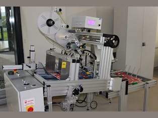 Podajnik kartoników z