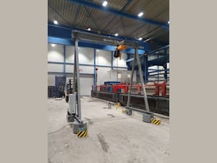 Suwnica bramowa samojezdna