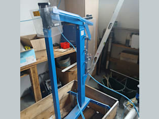 Pneumatic box stapler