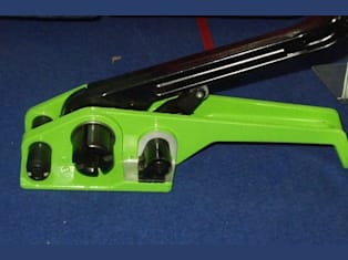 Napinacz do taśmy poliestrowej.