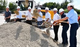 Gemeinsam mit Vertretern von Gemeinde, Landkreis und Baufirmen wird erster Spatenstich für Neubau gesetzt