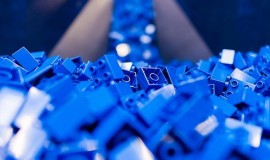Lego inwestuje miliony w fabryki plastikowych zabawek