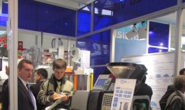 A. Schulman pokazuje folię InVision na targach K 2007