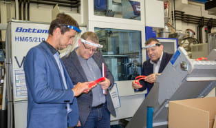 Träger von FACEshield von FT-TEC hergestellt mit Spritzgießtechnologie von Wittmann Battenfeld