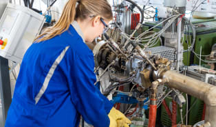 Projekt CloseT: chemiczny recykling zużytych tekstyliów w procesie ciągłym