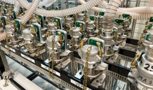 Centralny system podawania tworzywa zwiększa efektywność w elasto