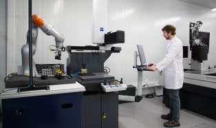 Tekniker prezentuje zautomatyzowany system metrologii na BIEMH 2026