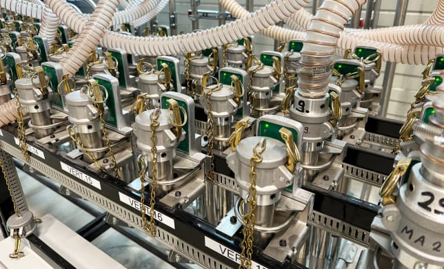 Centralny system podawania tworzywa zwiększa efektywność w elasto