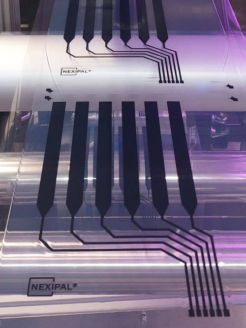 Wacker zaprezentuje Nexipal Sense na targach tworzyw sztucznych K 2025. Nacisk lub rozciąganie elektroaktywnego laminatu silikonowego generuje różne stany napięcia, które dostarczają precyzyjne sygnały czujnikowe dla zastosowań w technice medycznej