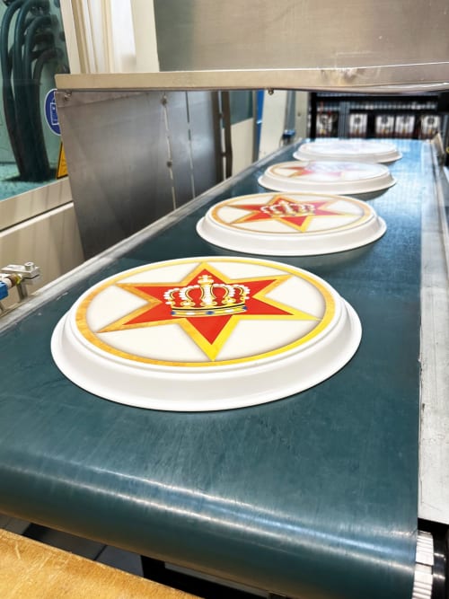 Okrągłe tacki kelnerskie należą do dobrze rozpoznawalnych produktów elasto.