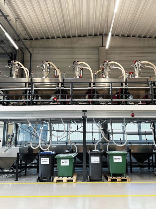 Platforma z suszarkami zapewnia widok na strefę składowania materiałów. Bezpośrednio pod platformą znajdują się pojemniki z najczęściej stosowanymi materiałami.