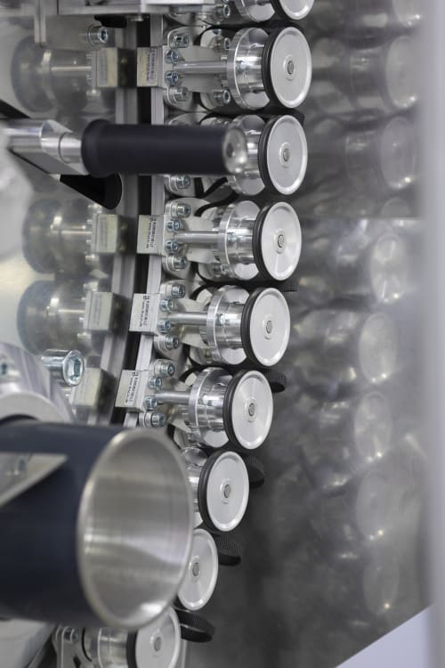 Element nowej koncepcji przędzenia POY 2.0 stanowi przewijarka WINGS POY 2.0 z automatyczną funkcją nawlekania przędzy.