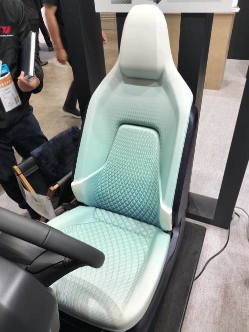 Jednomateriałowa tapicerka fotela samochodowego z PVC opracowana przez Toyotę. Przedsiębiorstwa Tier 1 wzmacniają prace nad projektowaniem ułatwiającym recykling.