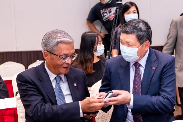 Mr. Walter Yeh, President & CEO of TAITRA networked with Mr. Charles Wei, Fong Kee International Machinery Co., Ltd.