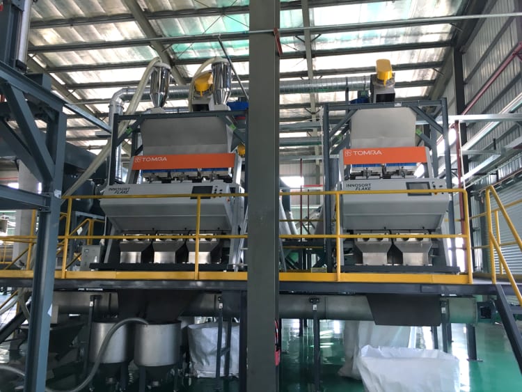 flake-sorters-in-recycling-facility