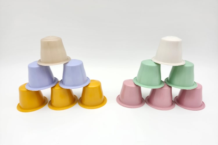 : Coffee capsules made from M·VERA® bioplastic and coloured with AF-Eco® masterbatches (Copyright BIO-FED, a branch of AKRO-PLASTIC GmbH)