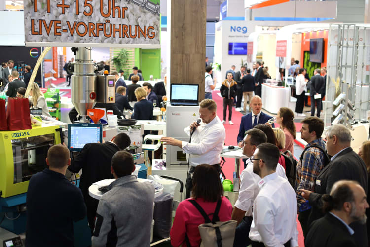 The effectiveness of the Schneckenputzer cleaning compound is demonstrated live at the booth. Photo: WIS Kunststoffe