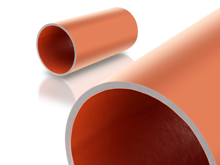 Gotowe do zastosowania we współczesnych systemach rurowych: trójwarstwowe rury kanalizacyjne z PVC wykonane z recyklatu w udziale do 100%.