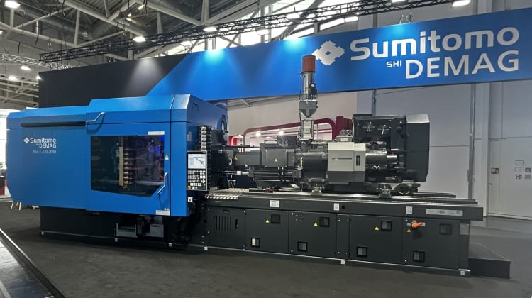 Na targach K 2025 firma Sumitomo (SHI) Demag prezentuje nową, w pełni elektryczną PAC‑E 420 t — centralny element nowoczesnej celi do produkcji nakrętek i zamknięć.