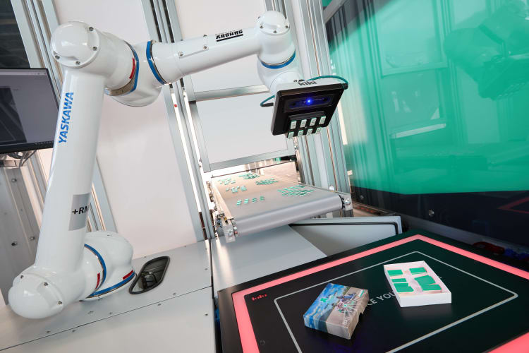 At the K 2025, a multi-component Allrounder More 2000 with a 32-cavity mould from Polarform and Hasco will be producing 32 two-colour dominoes from ABS.