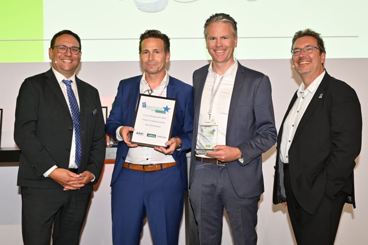 Odbiór nagrody Green Packaging Star; od lewej: Johannes Bergmair, sekretarz generalny World Packaging Organisation; Thorsten Umek, menedżer ds. rękawów, Coveris; Philipp Niehues, dyrektor ds. rozwoju biznesu, Coveris; Harald Eckert, redaktor