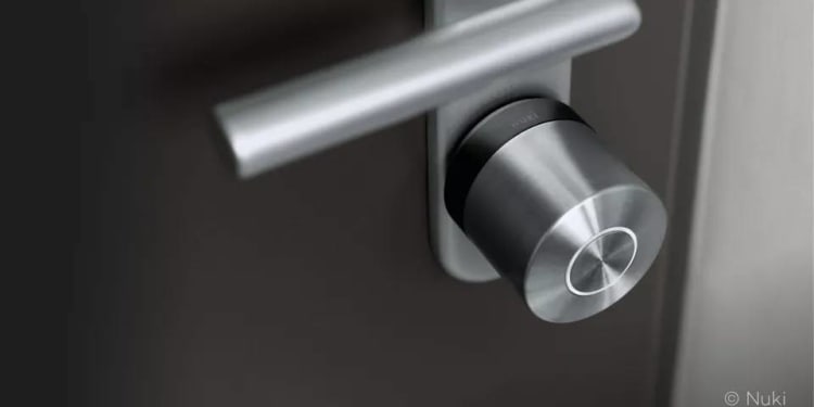 Smart Lock from Nuki: The full circle light ring shows that the door is locked. Two components made from PLEXIGLAS® molding compounds from Röhm enable this light effect in the fifth product generation.