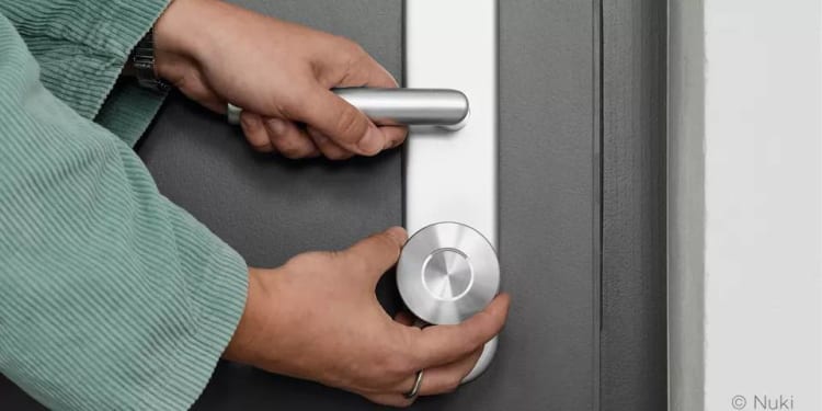 The light ring is the signature design feature of Smart Locks from Nuki. When unlocked, the top segment of the illuminated ring remains unlit. PLEXIGLAS® Softlight guarantees homogeneous light scattering.