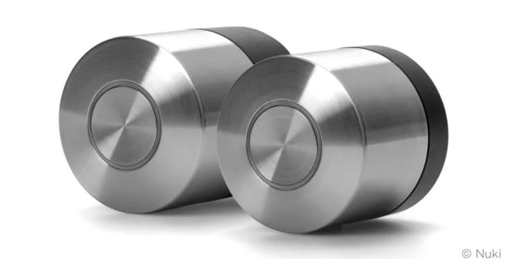 Nuki Smart Lock Pro i mniejszy Nuki Smart Lock Ultra mają prowadnicę światła współpracującą z obracającą się mechaniką i widoczną z zewnątrz jedynie jako wąski pierścień świetlny. Dwa komponenty z tworzyw formierskich PLEXIGLAS® tworzą li