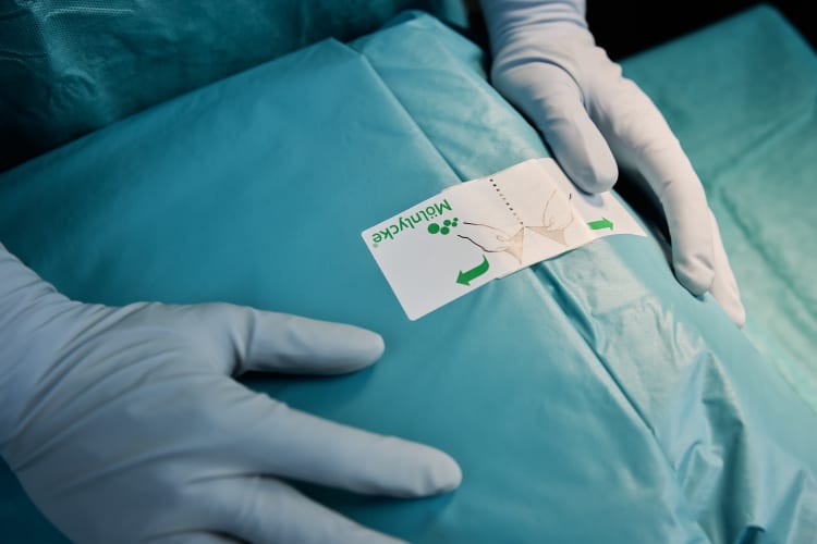 Mölnlycke ProcedurePak® obejmujący obłożenia chirurgiczne wyprodukowane przez ACE, zawierające 49% szpitalnych odpadów z tworzyw pochodzących z recyklingu, z atrybucją metodą bilansu masy.