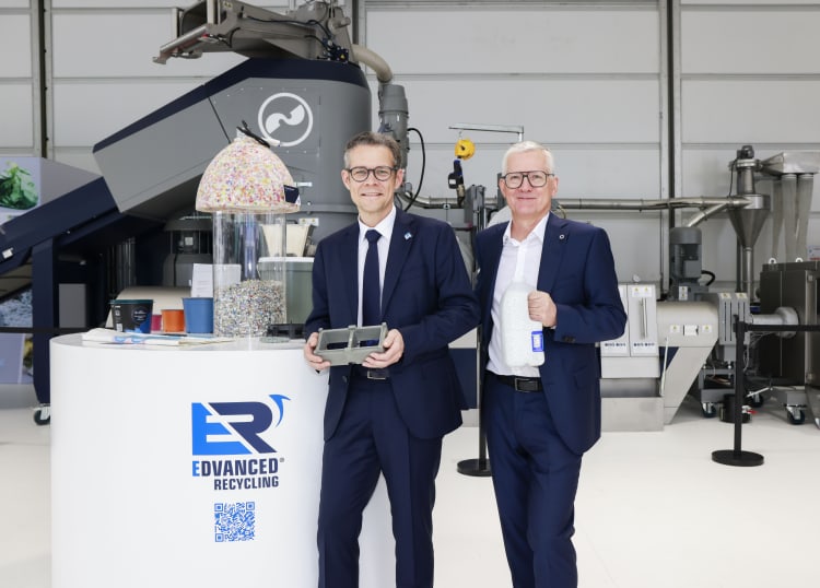 Manfred Hackl, CEO Grupy EREMA, i Markus Huber-Lindinger, dyrektor zarządzający w EREMA, oficjalnie otwierają Centrum Edvanced Recycling na K 2025. INTAREMA® 1108 TVEplus® DuaFil® Compact demonstruje recykling 11 różnych materiałów wejściowych