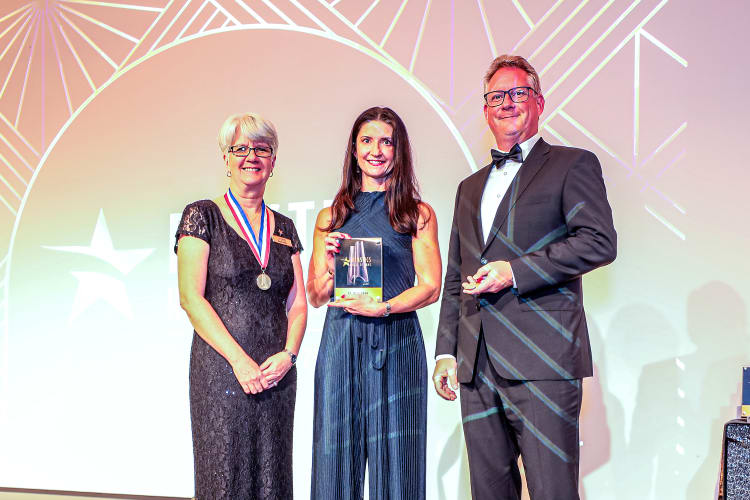 Wendy Hoenig, Member of the Plastics Hall of Fame Director’s Board, Sabine Spillner, Head of Röhm’s Molding Compounds Business Unit and Segment Head Thomas Brettnich. Copyright: Plastics Hall of Fame