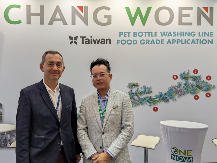 Od lewej: Paweł Wiśniewski (Plastech) i Ted Kao (Chang Woen Machinery), stoisko Chang Woen na targach K2025