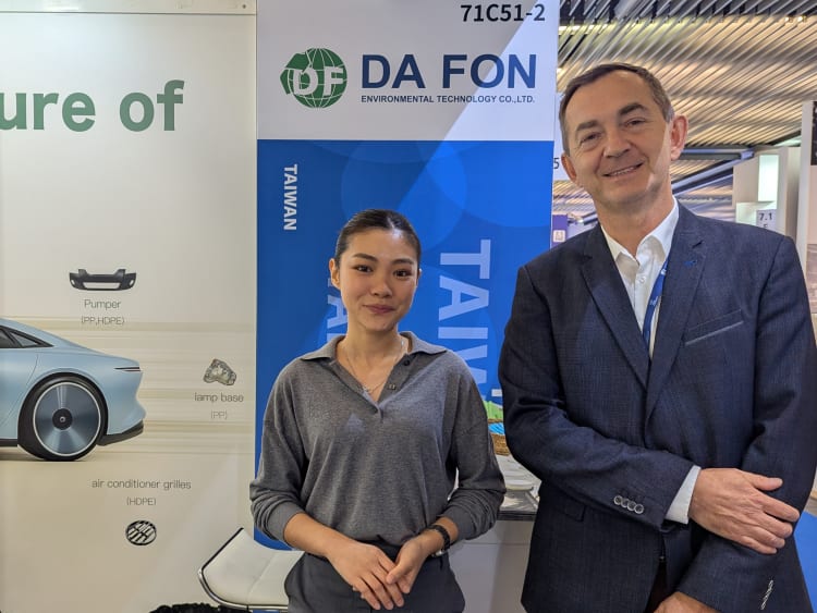 Od lewej: Sandy Lin (Da Fon Environmental Technology) i Paweł Wiśniewski (Plastech), stoisko Da Fon na targach K 2025