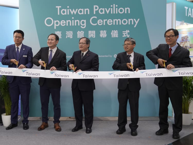 Ceremonia otwarcia Tajwańskiego Pawilonu na targach K, od lewej: Ryan Hsiao (Huarong Group), Zhuang Dali (Prezes TAMI) , Simon Wang (Prezes & CEO TAITRA), Bush Hsieh (dyrektor TAMI oraz prezes firmy Chumpower), (?)