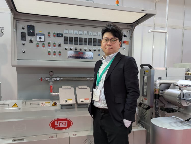 Kevin Hsu przedstawia maszynę 3 w 1 łączącą rozdrabnianie, wytłaczanie i granulację w jednym ciągu technologicznym, stoisko YE I Machinery Factory na targach K025