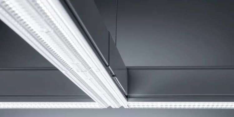 TECTON II continuous-row system from Zumtobel with a double-split lens made from a crystal-clear PLEXIGLAS® molding compound from Röhm.