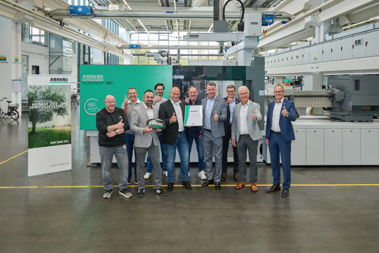 Dumni z 50 lat współpracy i przekazania 150. Allroundera: Tobias Baur (czwarty od prawej), dyrektor zarządzający ds. sprzedaży i obsługi posprzedażnej w firmie Arburg, oraz Christian Abicht (piąty od lewej), dyrektor zarządzający HK Cosmetic Packaging, wraz ze swoimi zespołami.