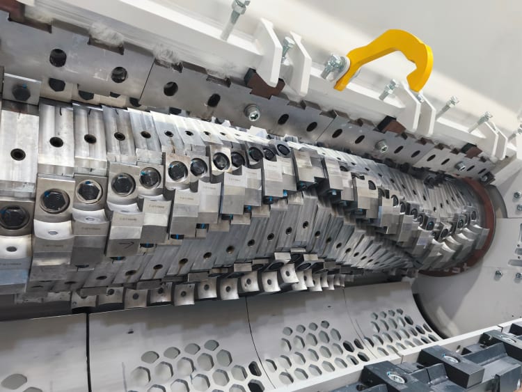 The multicut rotor in the new Micromat series offers maximum flexibility with its different knife systems for changing material flows and covers films, rigid plastics, sheets and lumps of plastic, as well as woven plastics such as big bags.