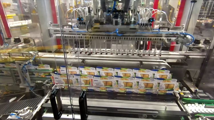 Top-loader IER 030 umieszcza 400 torebek na minutę w opakowaniach wtórnych. (Źródło: Sacmi)