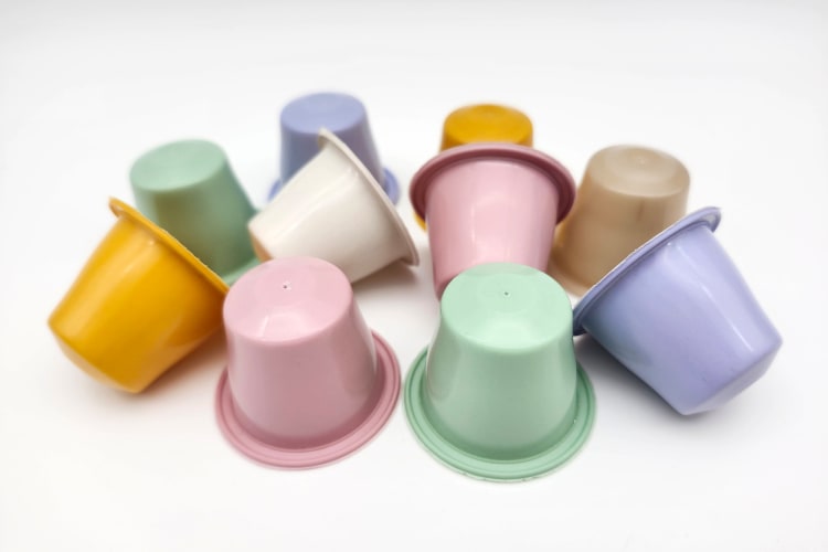 Kapsułki do kawy kompostowalne w warunkach domowych, wykonane z M·VERA GP1065, zabarwione biodegradowalnymi koncentratami barwiącymi AF-Eco (fot.: BIO-FED, spółka zależna AKRO-PLASTIC GmbH).