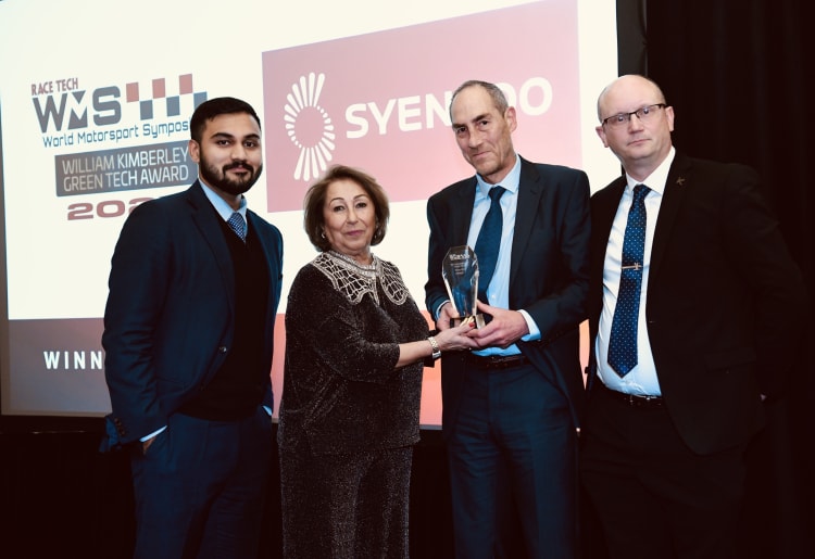 Gaurav Unni, global sales leader automotive composites; Mark Steele, automotive customer engineering manager; oraz Mark Harriman, head of emerging markets & technology R&I, odbierają nagrodę Green Tech za bioepoksydowy MTM 49-3 firmy Syensqo.