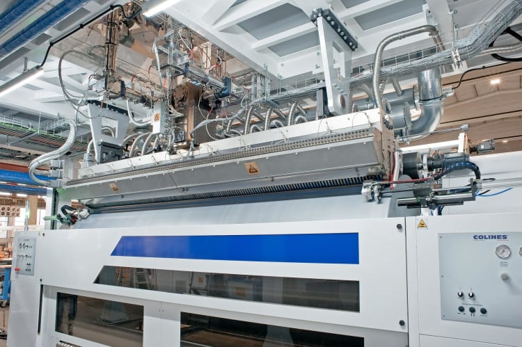 Widok głowicy wytłaczającej i walca chłodzącego na linii do folii stretch odlewanych Colines ALLRollEX