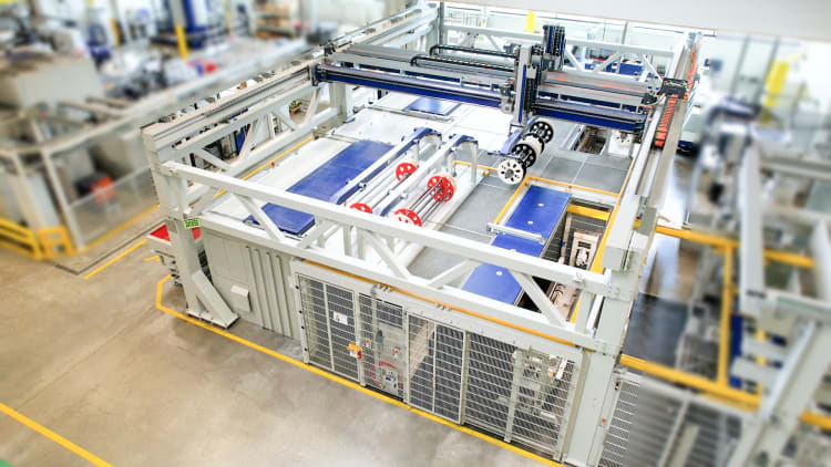 W pełni zautomatyzowana komórka polerująca składa się z dwóch wibratorów korytowych, urządzenia czyszczącego, stacji załadunkowej oraz w pełni automatycznej wirówki Z 1000. Transport detali odbywa się za pomocą systemu portalowego.