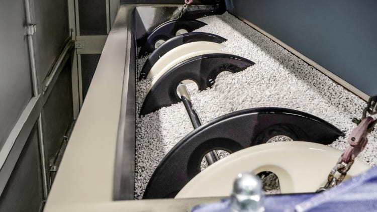 Uchwyt na detale jest automatycznie opuszczany do wibratora korytowego i umieszczany po lewej oraz prawej stronie w pętlach. Dzięki temu może swobodnie poruszać się wśród ścierniwa i następnie zostać łatwo oraz automatycznie wyjęty.