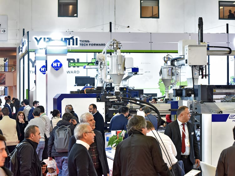 Odwiedzający i wystawcy na targach Plast Eurasia Istanbul