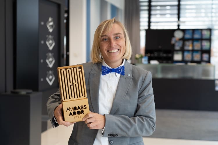 Dumna laureatka: Irena Heuzeroth została wyróżniona nagrodą AMbassador na Formnext 2025. (Fot.: Luca Hoffmann, SKZ)