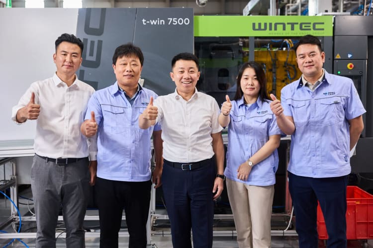 Od lewej: Feng Zou, przedstawiciel handlowy Wintec / Zhaogang Qu, RuiMu / Xiankun Bi, przewodniczący Shandong Yichen Holding / Dandan Du, RuiMu / De Dong, RuiMu