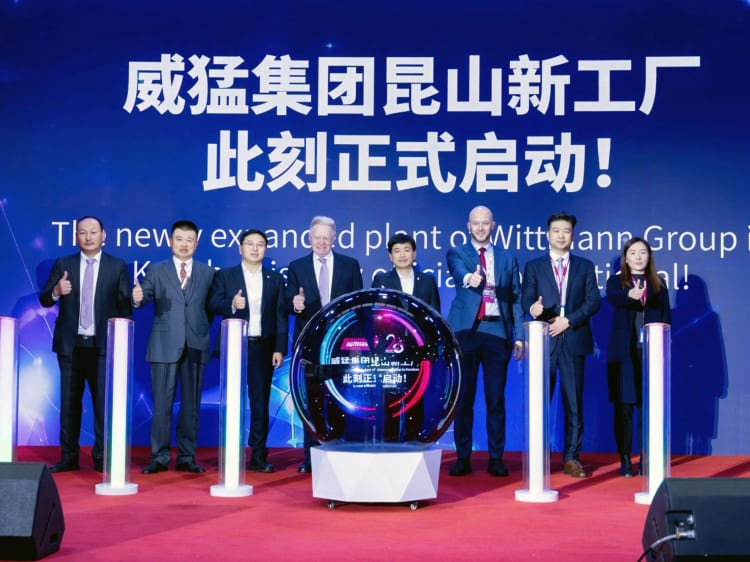 Rozszerzony zakład produkcyjny Wittmann w Kunshan został oficjalnie otwarty w połowie grudnia przez dr. Wernera Wittmanna (czwarty od lewej) i Kevina Wanga (drugi od prawej) wraz z gośćmi i współpracownikami.