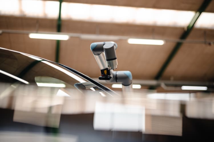 Robot współpracujący Universal Robots do kontroli jakości w branży motoryzacyjnej