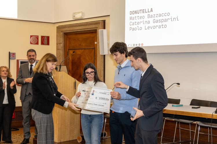 German Consul General Susanne Welter (left) presented the 2000 Euros first prize to Caterina Gasparini, Matteo Bazzacco and Paolo Levorato, students of the Bachelor's degree course in Design at IUAV in Vicenza (from left).